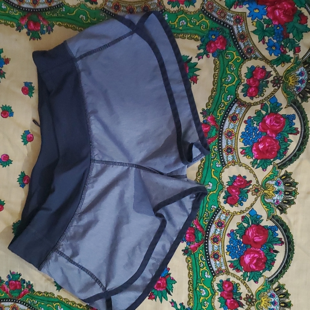 Lululemo sports shorts